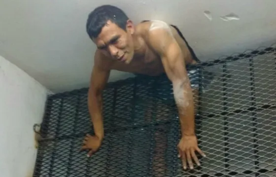 Un preso intentó escaparse y quedó atrapado. Video