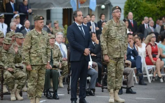 Julio Martínez, Ministro de Defensa junto a efectivos del Ejército