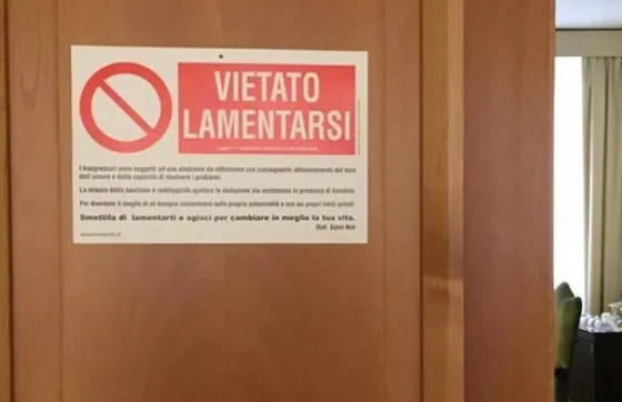 El Papa colgó en la puerta de su suite en el Vaticano un cartel que dice: "Prohibido quejarse"