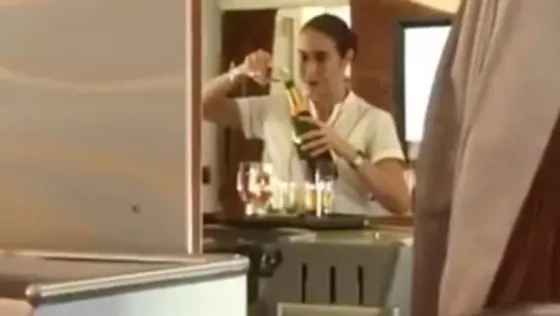 Pescaron a una azafata “reciclando” champagne. Video