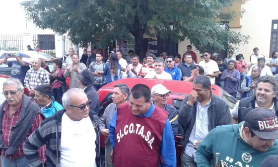 Manifestación de taxistas frente a la Autoridad Metropolitana de Salta.
