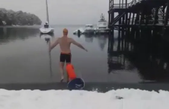 Bajo la nieve y sin traje, nadó en el Nahuel Huapi. Video