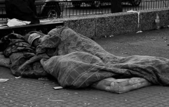 Un grupo de personas sale a ayudar a los que viven en la calle