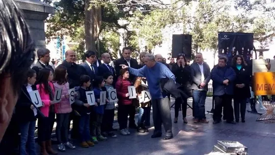 Escracharon al Gobernador de Tucumán Juan Manzur en el acto por AMIA