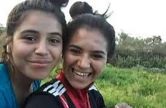 Quisieron sacarse una selfie sobre un tractor y les pasó lo peor. Video