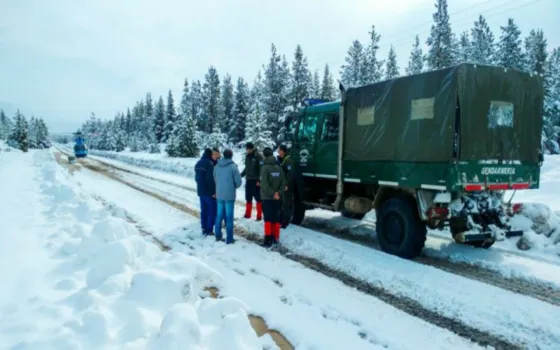 Gendarmería asistiendo a damnificados por la ola polar