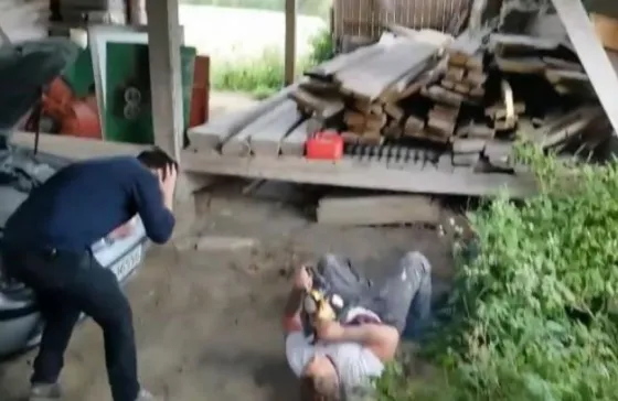 Quiso asustar a su amigo con una motosierra, pero terminó mal. VIDEO