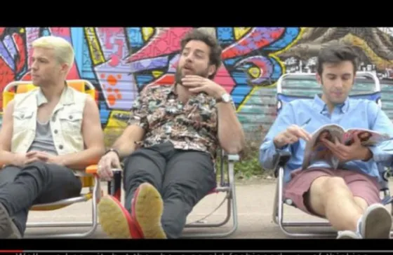 Así vivirían los hombres en mundo dominado por mujeres . Video