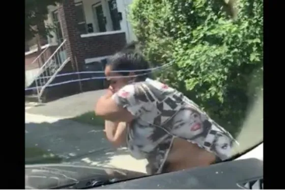 Destroza auto de su ex con un martillo. Video