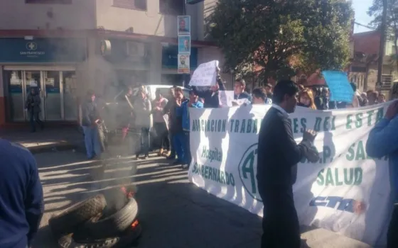 Trabajadores que están en asamblea cortaron ayer la calzada en frente del Hospital