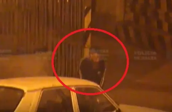 Mirá cómo este joven intentaba robar un auto. Video