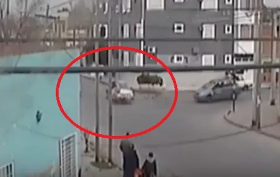 Un remis se llevó por encima una moto. Video