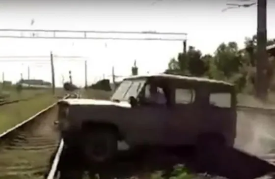 Camioneta quiso ganarle las vías al tren pero algo terrible pasó. Video