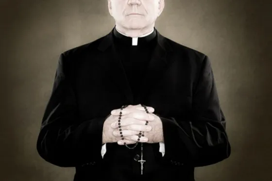 Investigarán a un sacerdote que dice llevar siempre un condón "por si acaso" Video