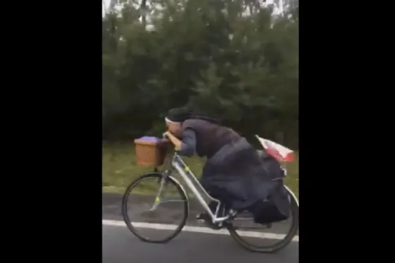 Este video de una monja en bicicleta se vuelve viral. Video