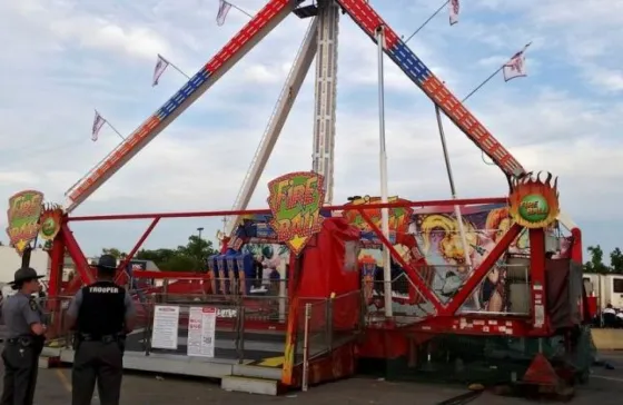 Vuelan por el aire tras fallar un juego mecánico. Video