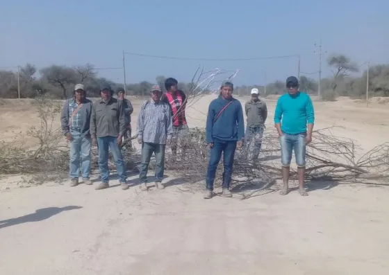 Un grupo de originarios cortan la ruta 54 pidiendo trabajo