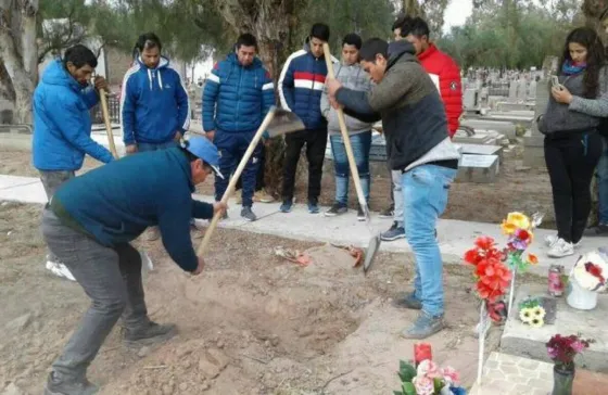Tuvieron que cavar ellos mismos la fosa para su familiar . Video