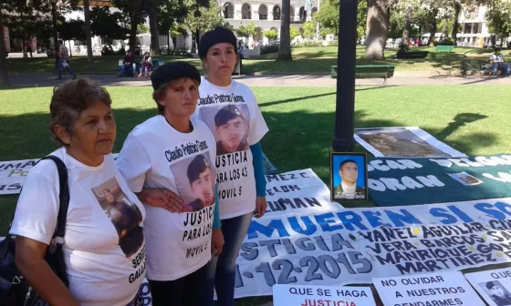 Familiares de los 43 gendarmes marchan en Plaza 9 de Julio