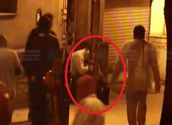 Le robaron la mochila cuando se durmió en la parada del colectivo