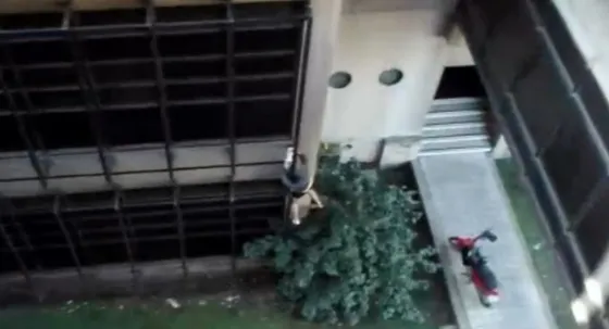 Se desnudó para escapar de Tribunales