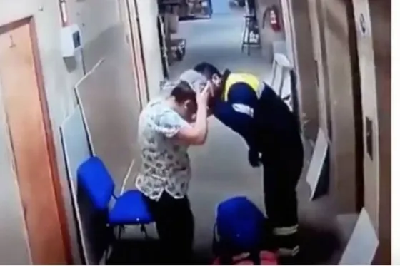 Paramédico patea vientre de enfermera embarazada. Video