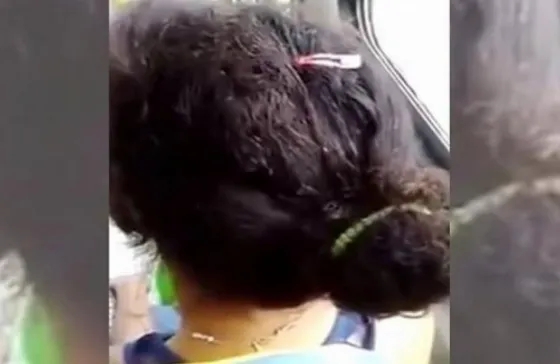 Grabó en el colectivo a una chica infectada de piojos. Video