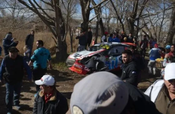 Se salió de la pista y atropelló dos personas. Video