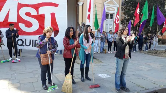 Cecilia Gómez barrió simbólicamente la legislatura en repudio a los partidos políticos