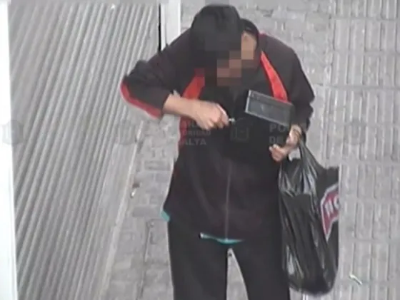 Robó una caja y se paseó con ella por el centro