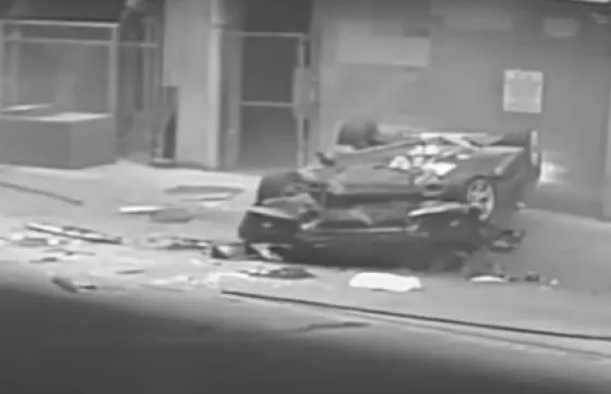 Un auto cae desde una altura de 7 pisos y está a punto de impactar en otro. Mirá el video