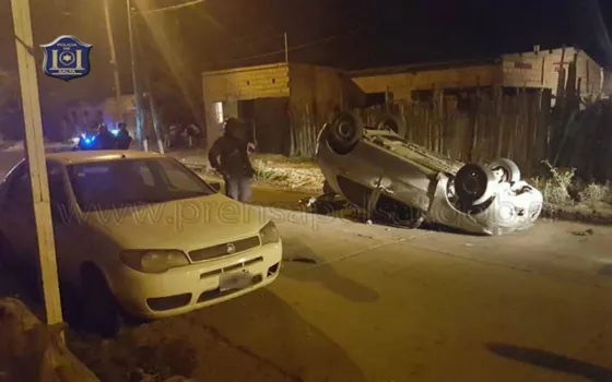 Ebrio chocó contra un auto estacionado y volcó