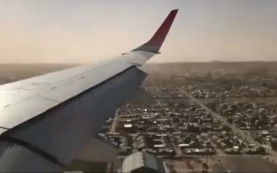 Así aterrizaba un avión en pleno temporal. Video