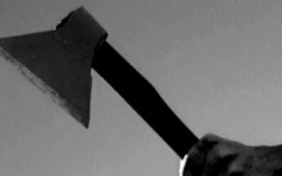 La atacó con un hacha por celos