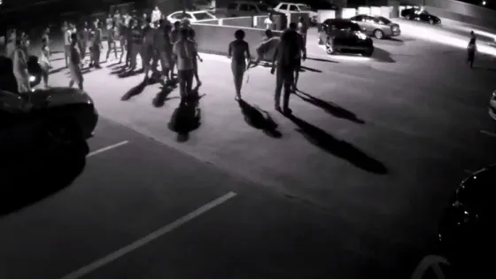 Una pelea entre dos chicas se convirtió en un tiroteo. Video