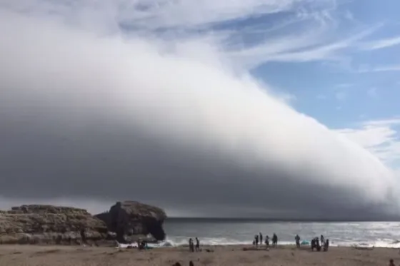 Terrorífica nube invade una playa californiana. Video