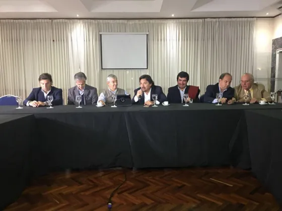 “Si el kirchnerismo pone en su lista a dos hombres está violando la ley”