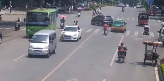  Niño es atropellado cuando cruzaba la calle. Video