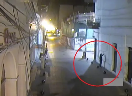 Cinco jóvenes pintaron leyendas contra la iglesia en La Merced. Video