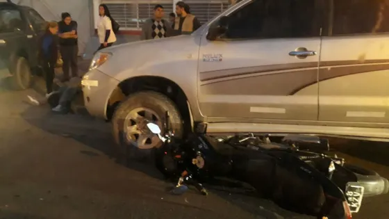 #AHORA Accidente entre un auto y una moto. Un hombre está herido