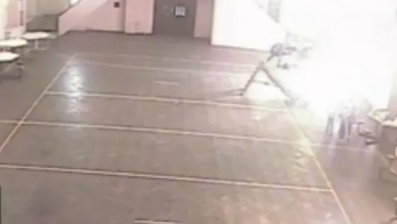 Visitó a su pareja en la cárcel y la golpeó delante de sus hijos. Video