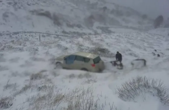 Impresionante rescate de tres chilenos varados en la montaña . Video
