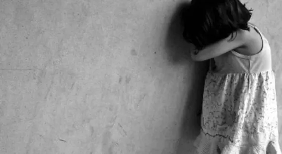 Increíble: mordía y golpeaba a su hija y después la maquillaba para que no se note