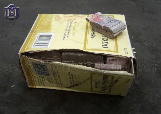 Motochorros robaron $800.000 de un auto estacionado