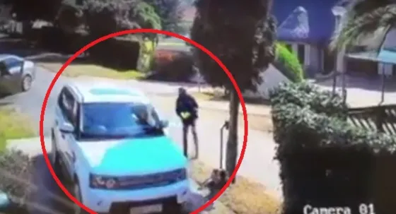 Mirá la reacción de una mujer que evita que le roben su auto