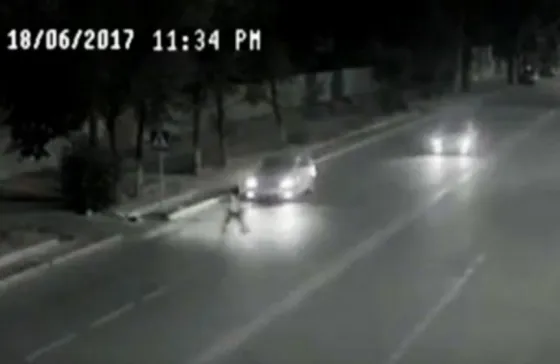 Cruzaba la calle, la iba a pisar un auto pero algo sobrenatural sucedió. Video