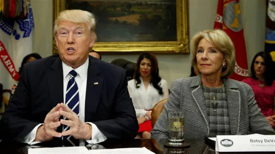 El presidente Donald Trump junto a la secretaria de Educación foto: Reuters
