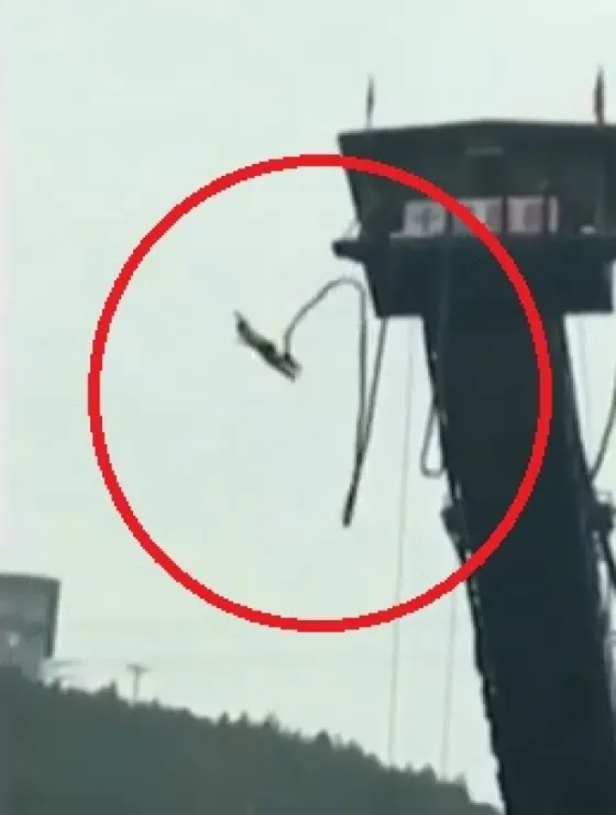 Hizo bungee jumping, saltó y se cortó la cuerda. Video