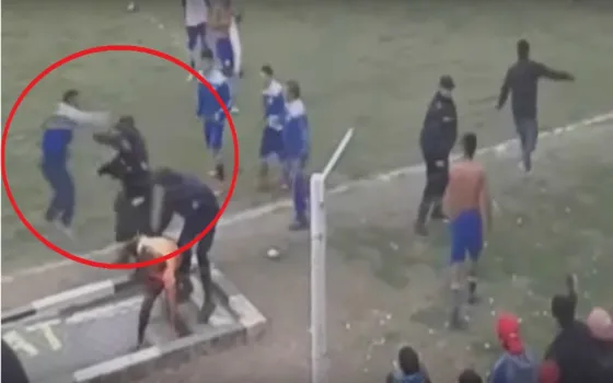 Un árbitro fue brutalmente agredido por jugadores de la Tablada. Video