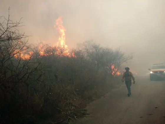 Córdoba: Evacuados y cortes de autopista por incendios